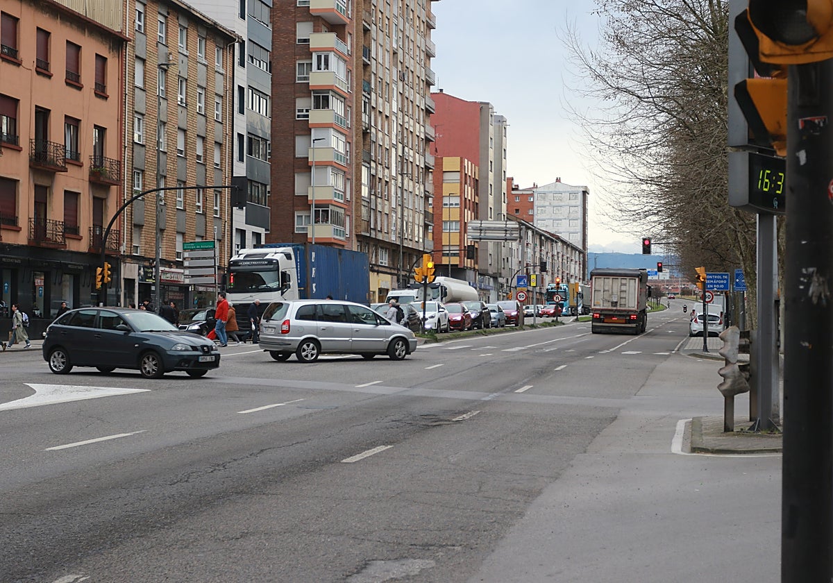 Tráfico por la avenida Príncipe de Asturias, en La Calzada.