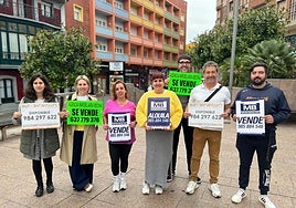 Varios de los participantes sostienen carteles de 'Se vendep o 'Se alquila'.