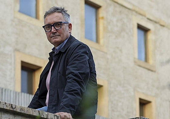 El concejal de Infraestructuras Urbanas y Rurales del Ayuntamiento de Gijón, Gilberto Villoria, delante del edificio de Tabacalera.