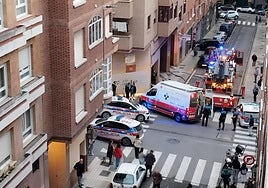 Despliegue de bomberos, ambulancia y Policía Local en la calle Alegría, en Ceares, donde se declaró el incendio en un primer piso.