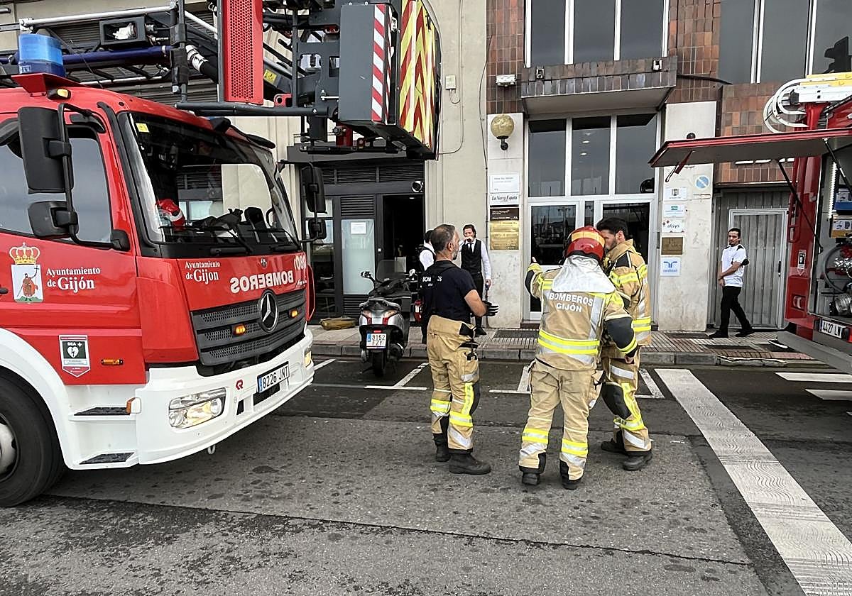 Efectivos de bomberos, este sábado, en el restaurante de Fomento donde se originó el incendio.