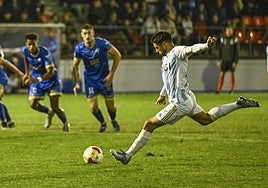 Josip Brekalo del Real Oviedo, durante el partido de Copa del Rey en Ourense.