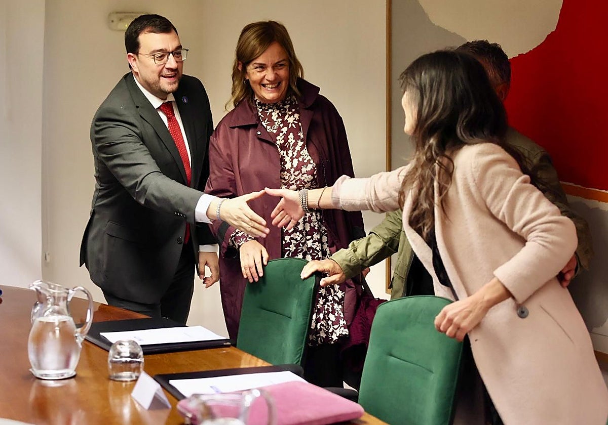 Barbón saluda a Covadonga Tomé, Xune Elipe y Laura Tuero.