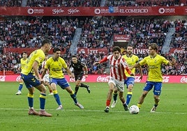 Gelabert trata de escapar de la vigilancia de cuatro rivales dentro del área visitante.