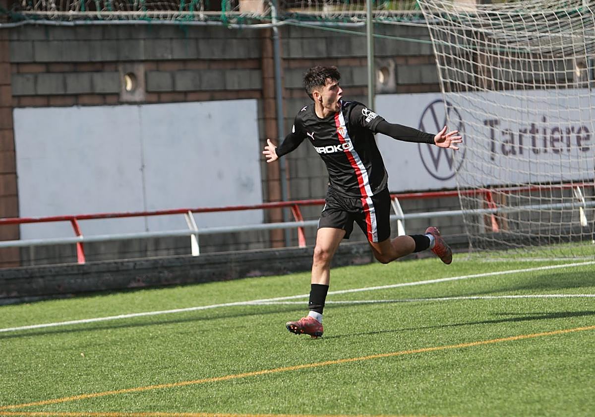 Marcos Fernández celebra el segundo gol del filial gijonés.