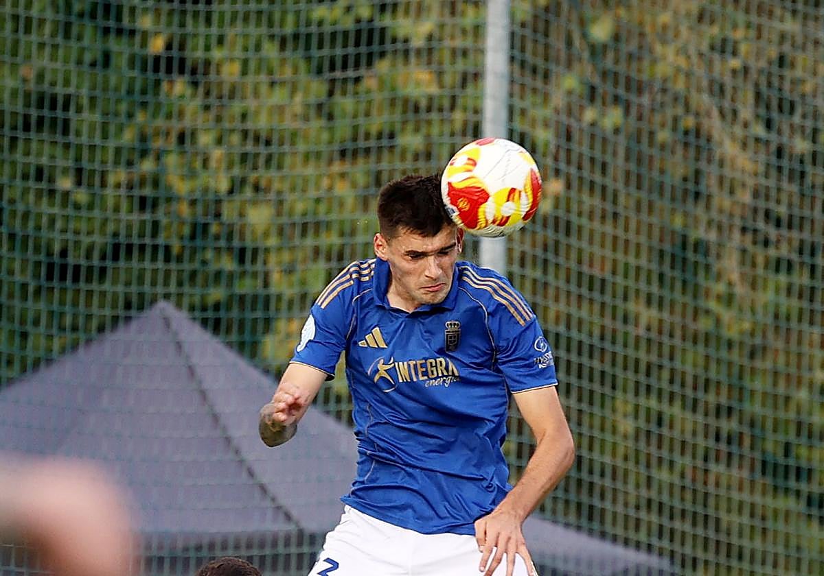 Diego Espinosa despeja un balón ante el Rayo Cantabria.