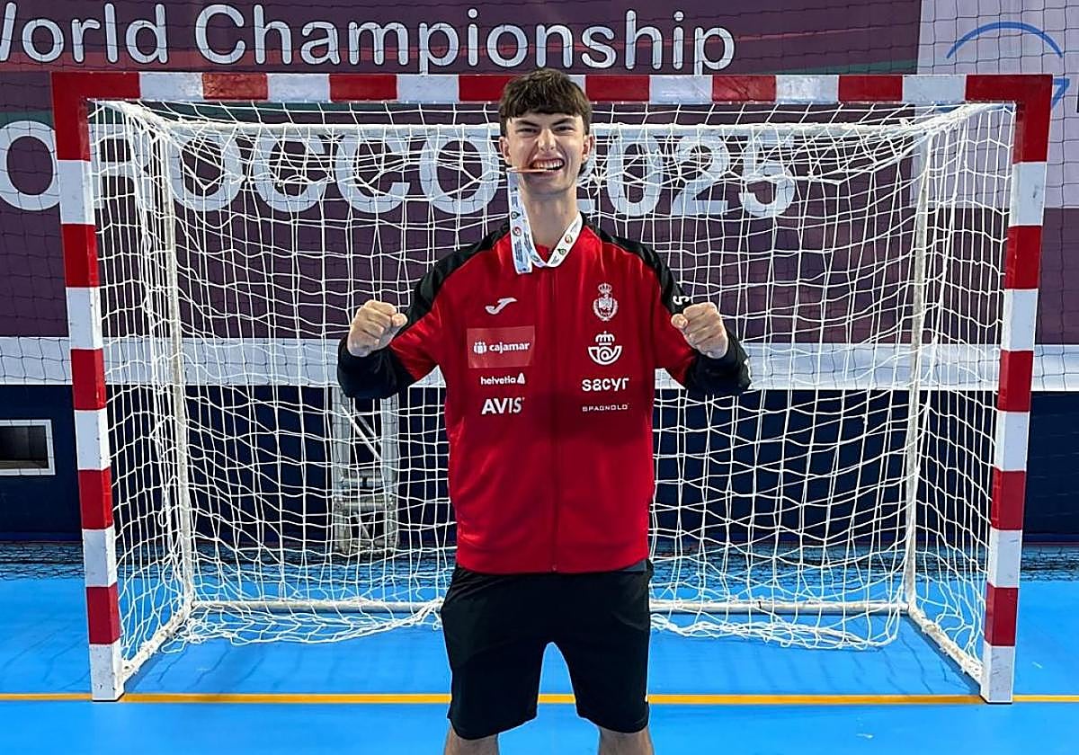 Jorge Martínez muerde su medalla de bronce.