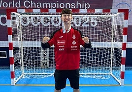 Jorge Martínez muerde su medalla de bronce.