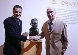 Manuel Álvarez-Buylla y Ramón Argüelles se estrechan la mano ante el busto de su antecesor Melquíades Álvarez.