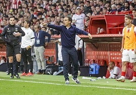 Borja Jiménez da instrucciones a sus futbolistas.