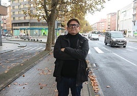 Carlos Arias, ante el cruce de Cuatro Caminos, en La Calzada.