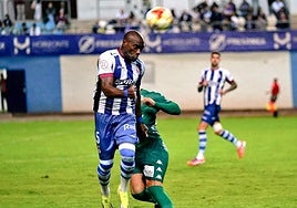 Babin despeja un balón aéreo durante el partido.
