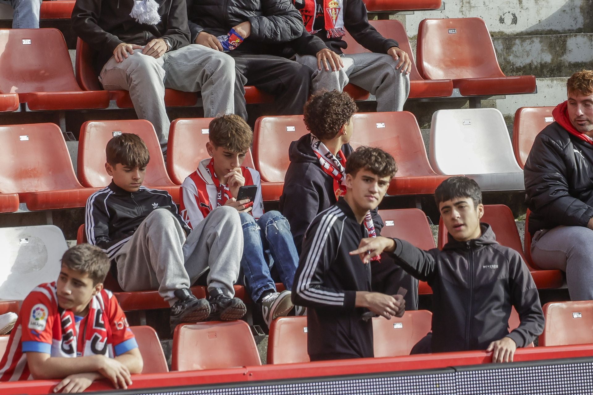 Fotos: ¿Estuviste en El Molinón viendo el Sporting-Las Palmas? ¡Búscate!