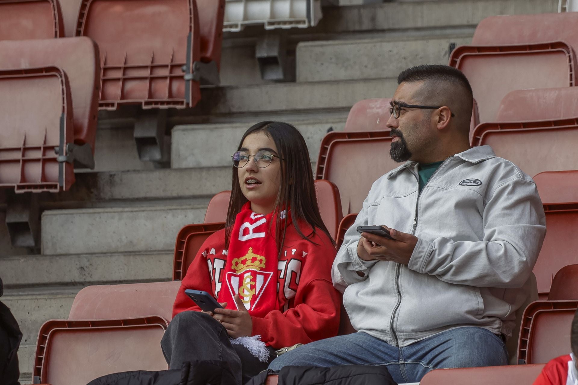 Fotos: ¿Estuviste en El Molinón viendo el Sporting-Las Palmas? ¡Búscate!