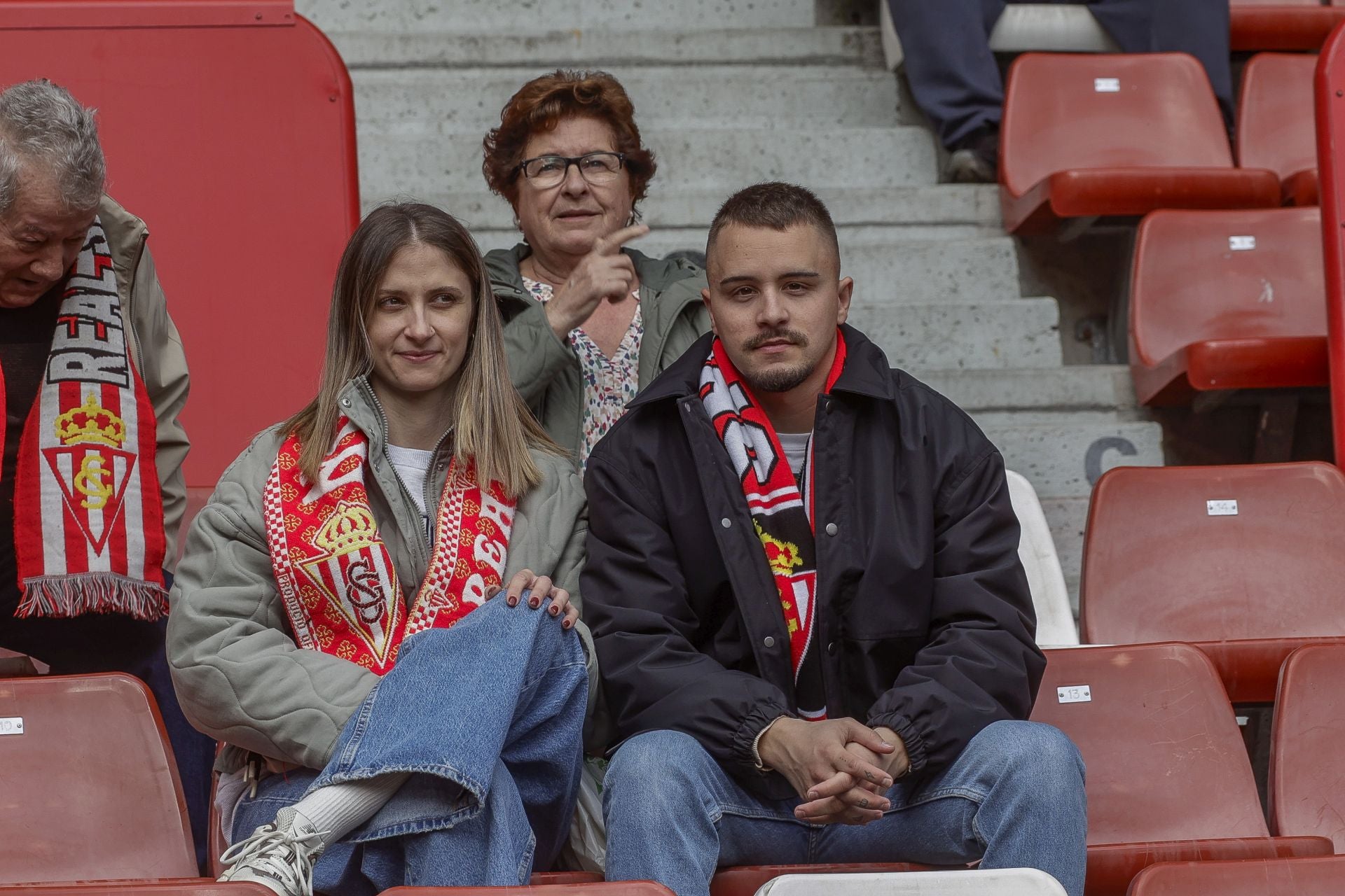 Fotos: ¿Estuviste en El Molinón viendo el Sporting-Las Palmas? ¡Búscate!