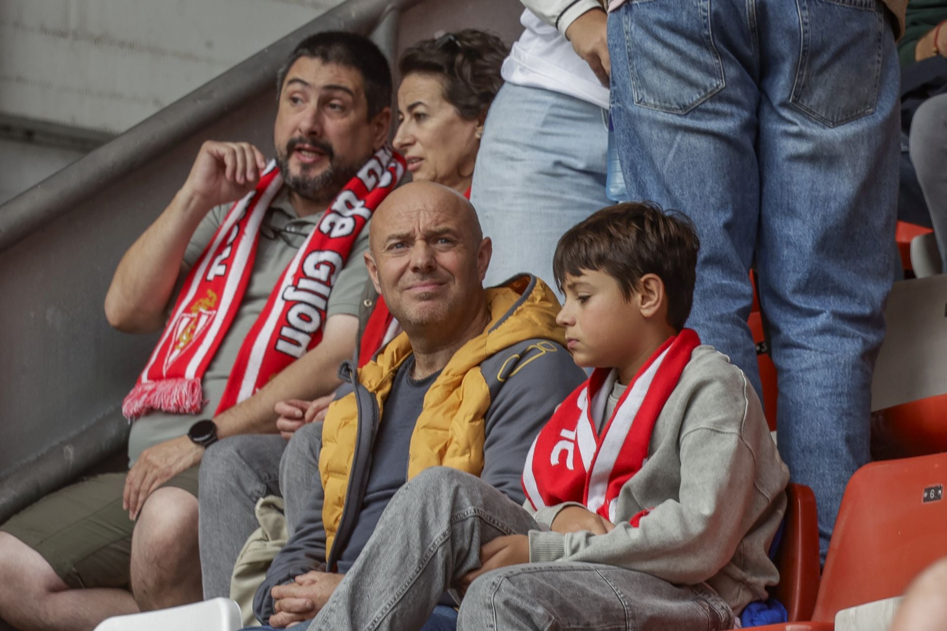 Fotos: ¿Estuviste en El Molinón viendo el Sporting-Las Palmas? ¡Búscate!