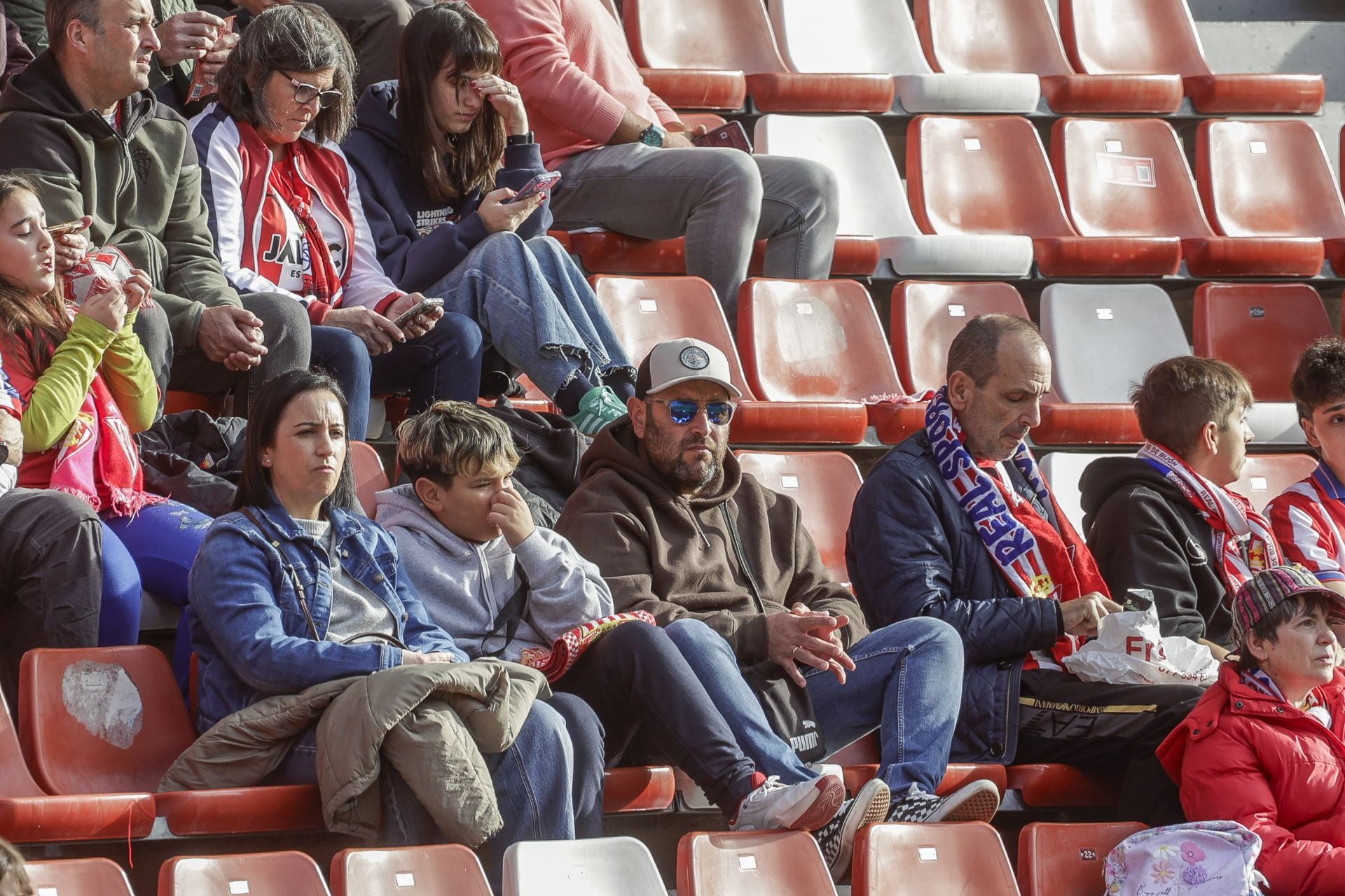 Fotos: ¿Estuviste en El Molinón viendo el Sporting-Las Palmas? ¡Búscate!