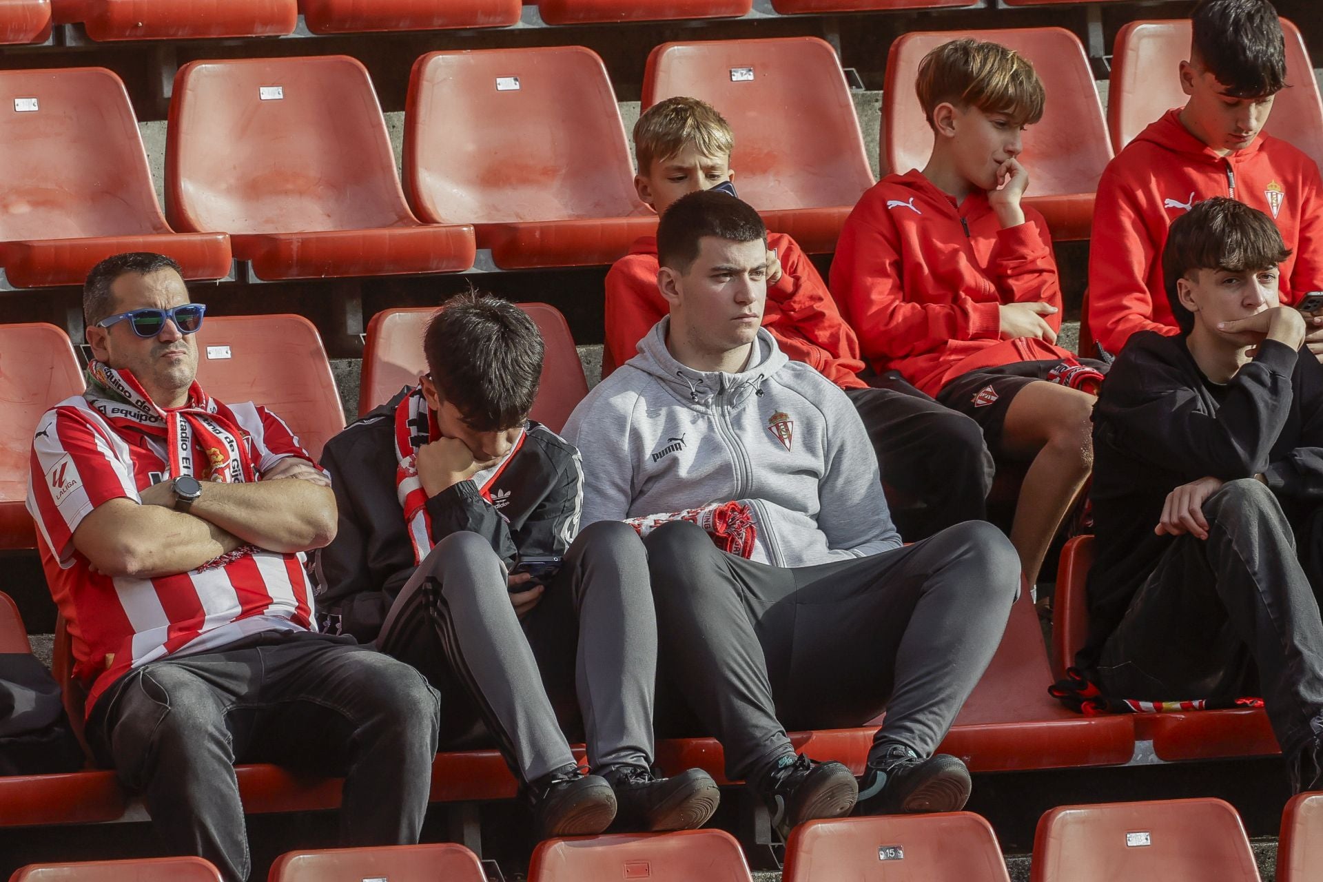 Fotos: ¿Estuviste en El Molinón viendo el Sporting-Las Palmas? ¡Búscate!