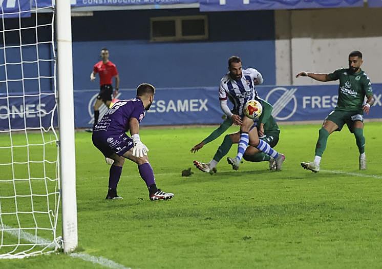 Campabadal tuvo la primera gran ocasión del Real Avilés.