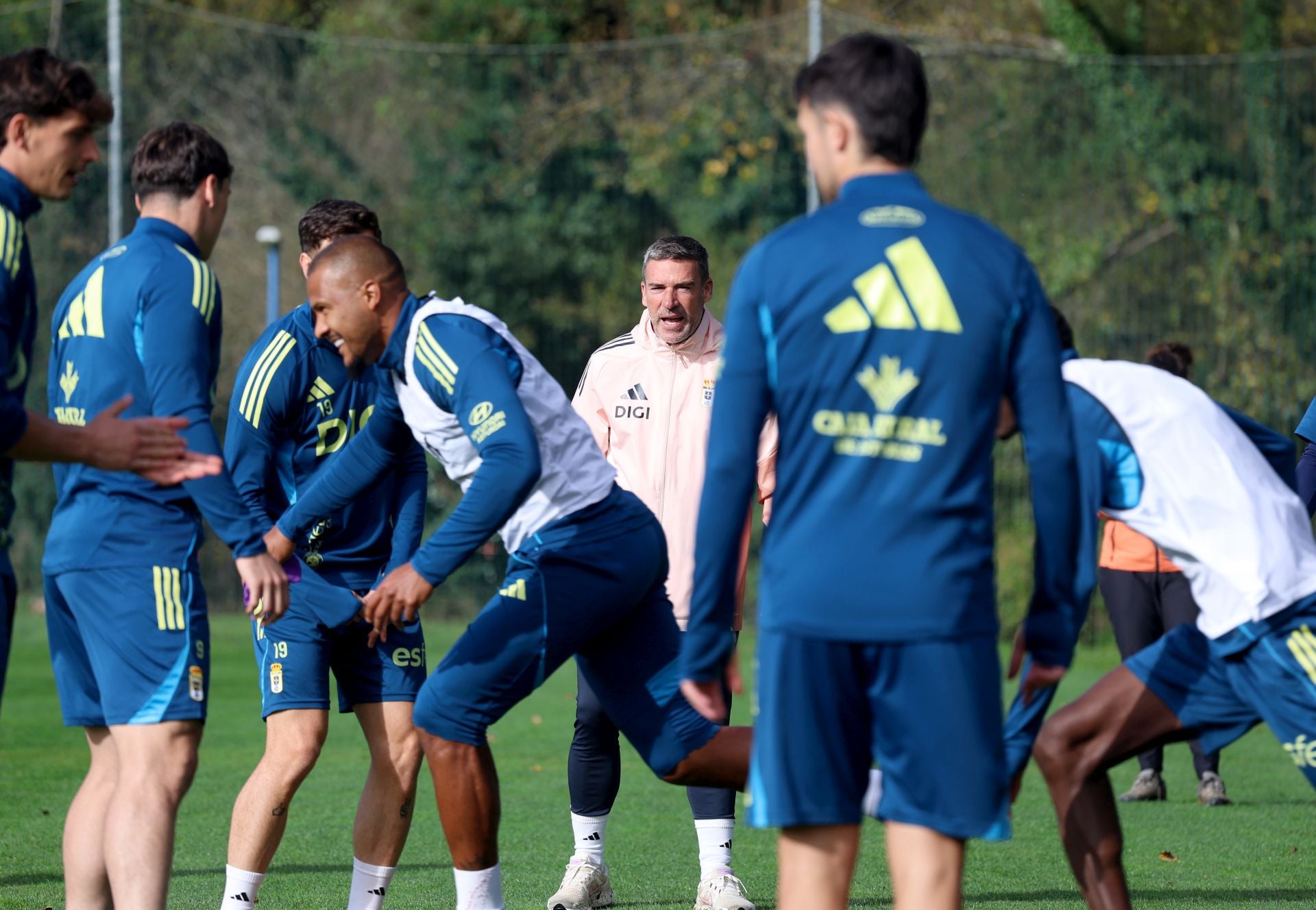 Fotos y autógrafos antes del último entrenamiento del Real Oviedo