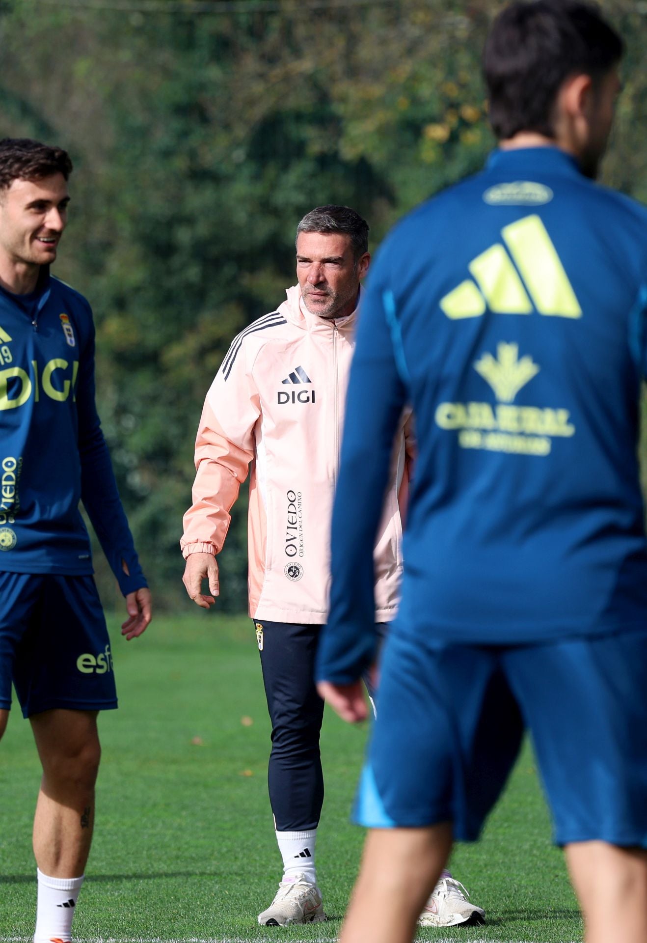 Fotos y autógrafos antes del último entrenamiento del Real Oviedo