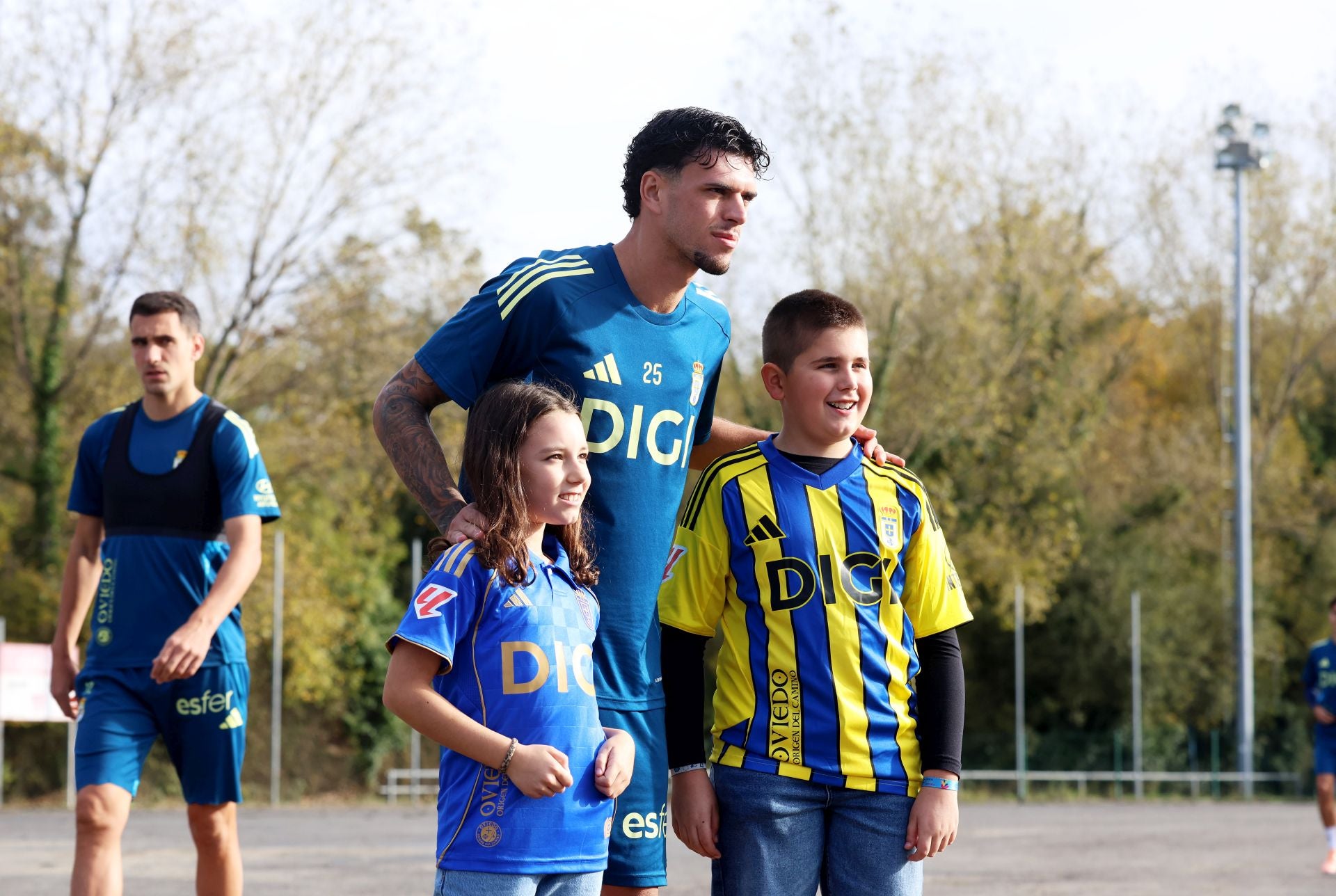 Fotos y autógrafos antes del último entrenamiento del Real Oviedo