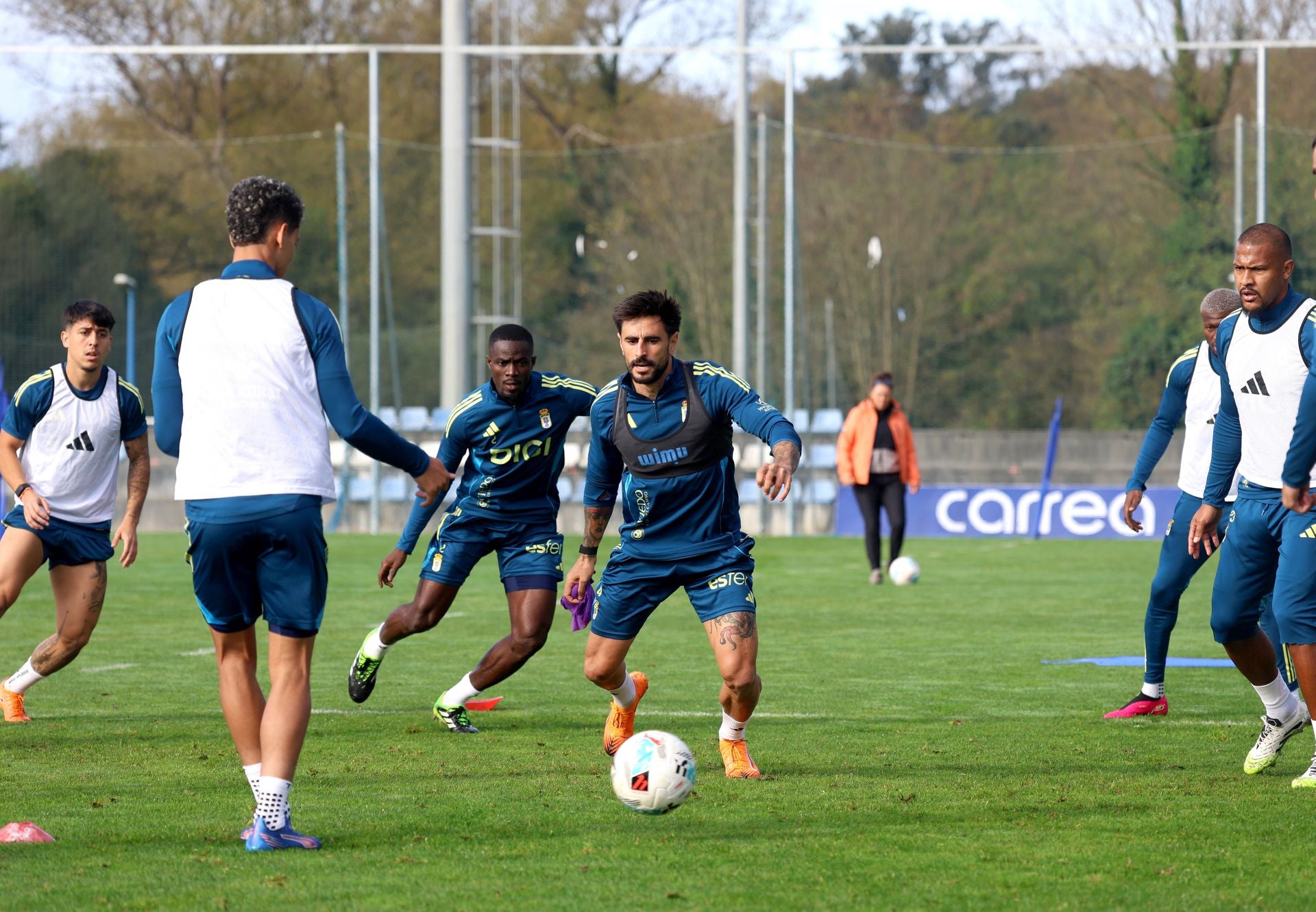 Fotos y autógrafos antes del último entrenamiento del Real Oviedo
