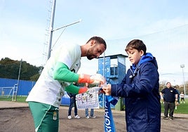 Fotos y autógrafos antes del último entrenamiento del Real Oviedo
