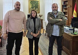 La delegada del Gobierno en Asturias, Adriana Lastra, con José Luis Alonso López (izquierda) e Ignacio García Baragaño, de la asociación profesional Unión de Guardias Civiles de Asturias.
