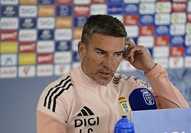 El entrenador del Real Oviedo, Luis Carrión, en la rueda de prensa previa al partido contra el Osasuna.