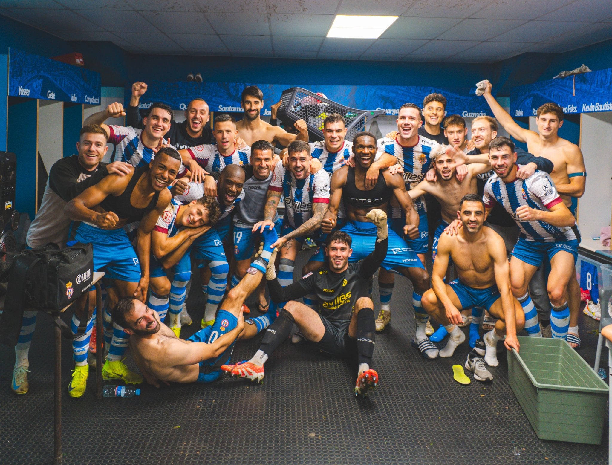 El Real Avilés celebra la victoria.