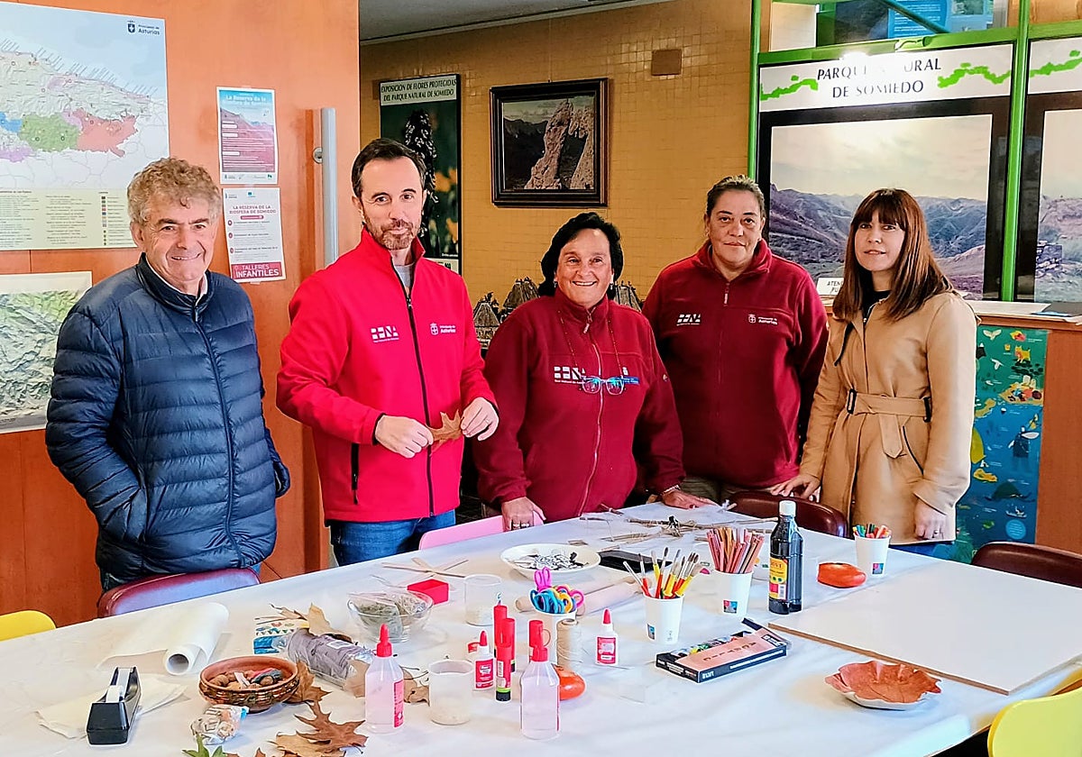 Belarmino Fernández y David Villar, en el centro de interpretación de la reserva.