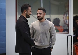 Dani Vidal charla con Jesús Arribas antes del inicio del choque.
