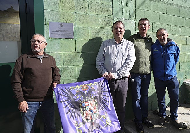 Juan Parrondo, Alejandro Vega, César Pina y Salvi Muñoz, delante de la placa que da nombre al rocódromo.