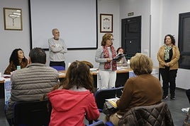 Reunión de la junta directiva de la FAV, en su sede de Moreda, en la que se abordaron las movilizaciones por el fiasco del vial de Jove.