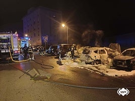 Imagen de los bomberos interviniendo en el incendio de varios vehículos en la calle Balandro.