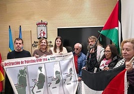 Representantes municipales y activistas en el Consistorio.