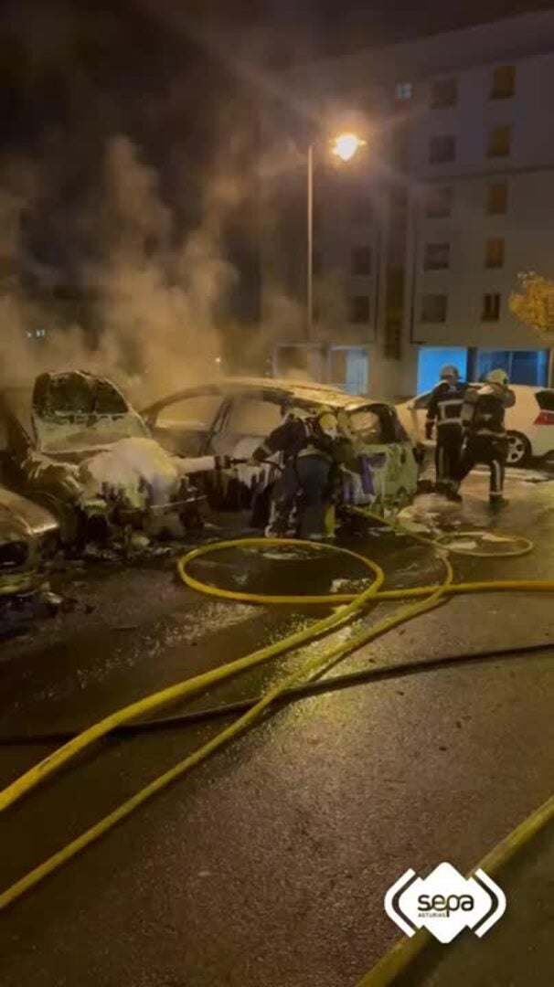 Calcinados cinco vehículos en Avilés por un fuego desatado de madrugada
