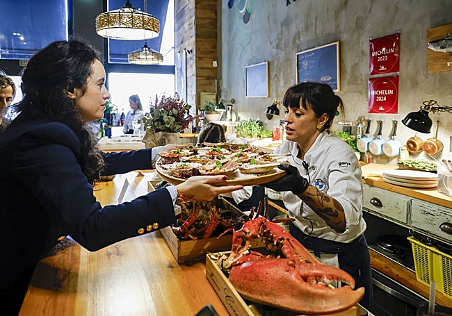 La chef Lara Roguez, tras la barra de Abarike.