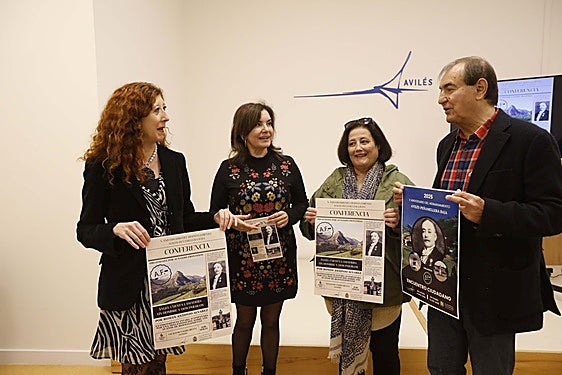 Beatriz Ayuso, presidenta de Aunando Fronteras, junto a la concejala de Cultura Yolanda Alonso, la vocal de Aunando Fronteras, Ana Díaz, e Isidro Caballero Sardina, colaborador.