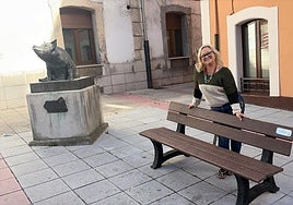 La edil Patricia Redondo, junto al nuevo banco.