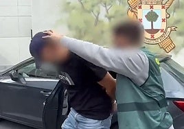 La Guardia Civil detiene a uno de los miembros de la organización criminal.