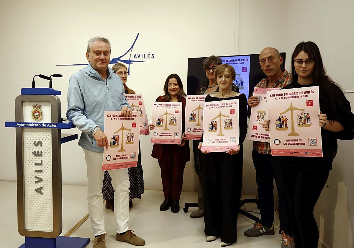 El concejal Agustín Medina (segundo por la derecha) junto a representantes de varias de las ONG colaboradoras.