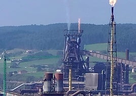 El horno alto 'B', con llamas en su parte superior por la quema de dos toberas registrada hace varias semanas.