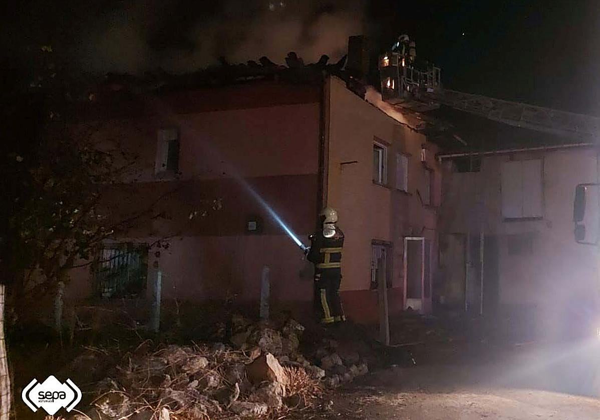 Los bomberos trabajan en la extinción de las llamas.