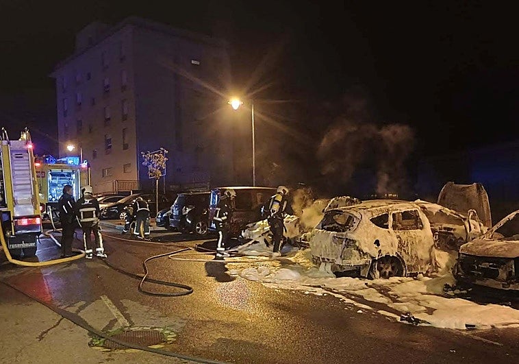 Los bomberos, durante los trabajos de extinción del fuego.