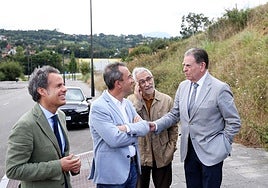 El alcalde charla con Ovidio Zapico y Gaspar Llamazares, de IU, en presencia de Nacho Cuesta, en una visita a solar para vivienda asequible.