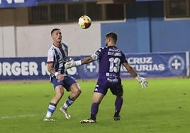 Kevin Bautista supera a Diego García con una vaselina, aunque el gol fue anulado por fuera de juego.