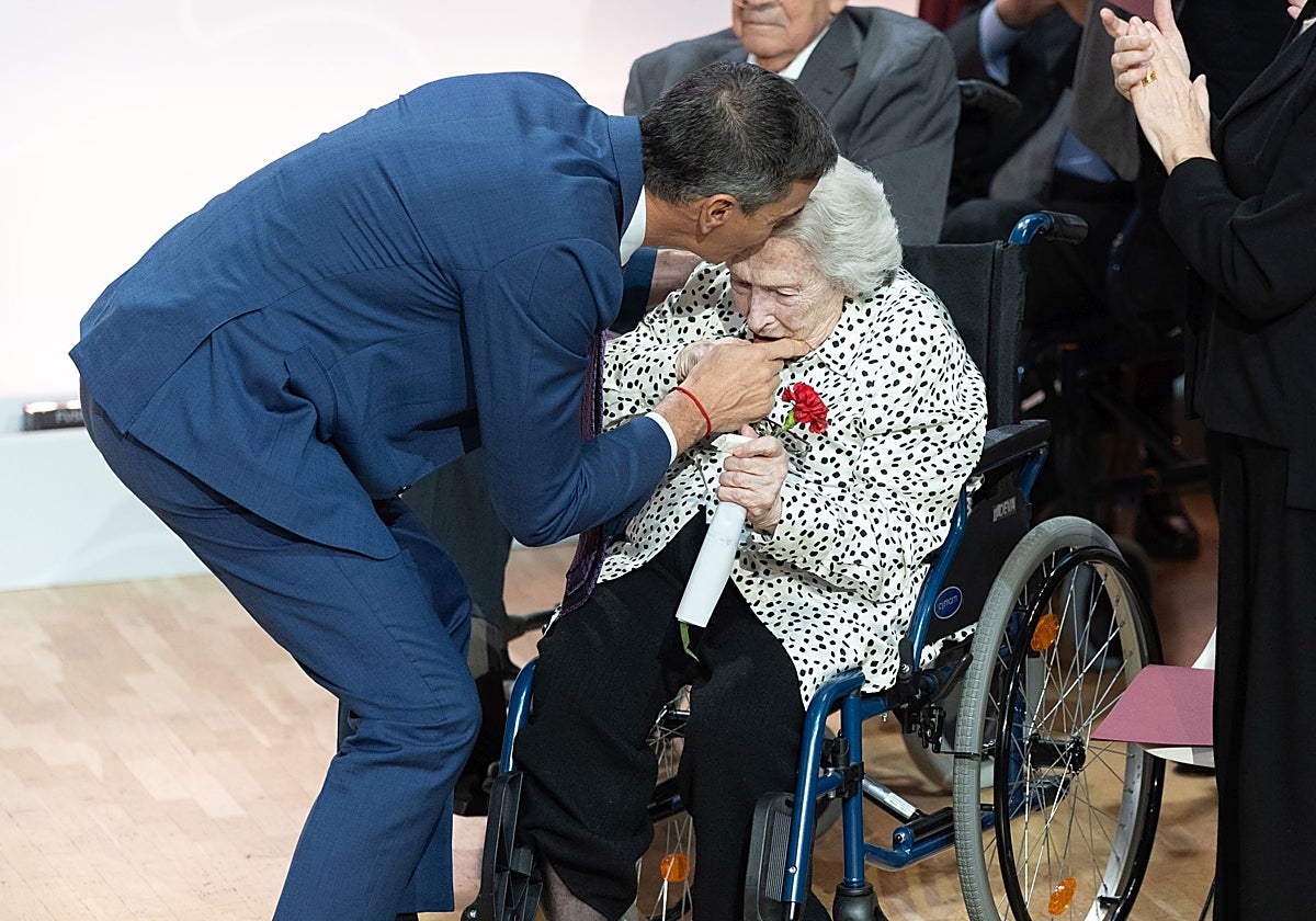 María Luisa Ramos recibe el abrazo de Pedro Sánchez.