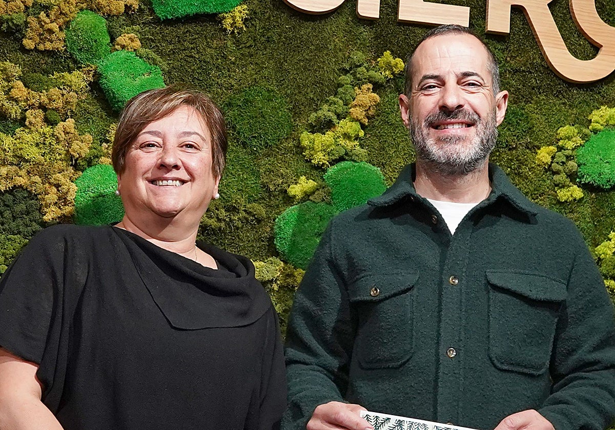 La edil Ana Nosti, con el alcalde, Ángel García, 'Cepi'.